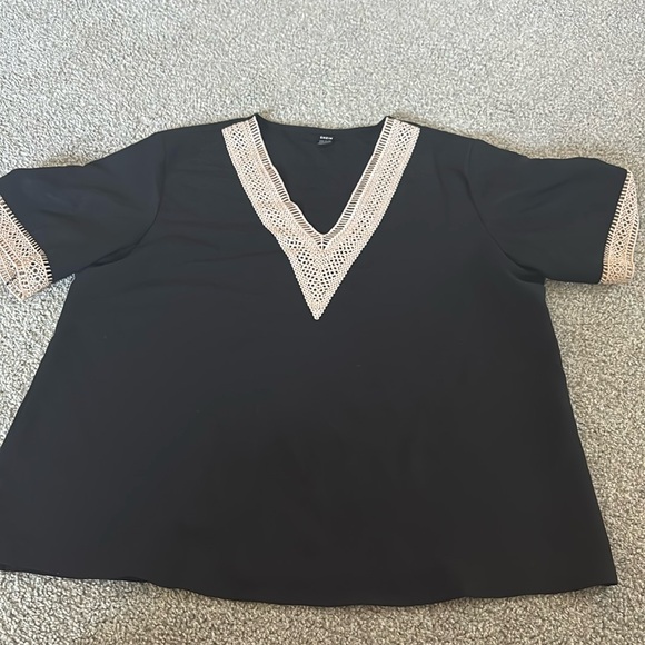 SHEIN LUNE Contrast Guipure Lace Blouse - Picture 3 of 4